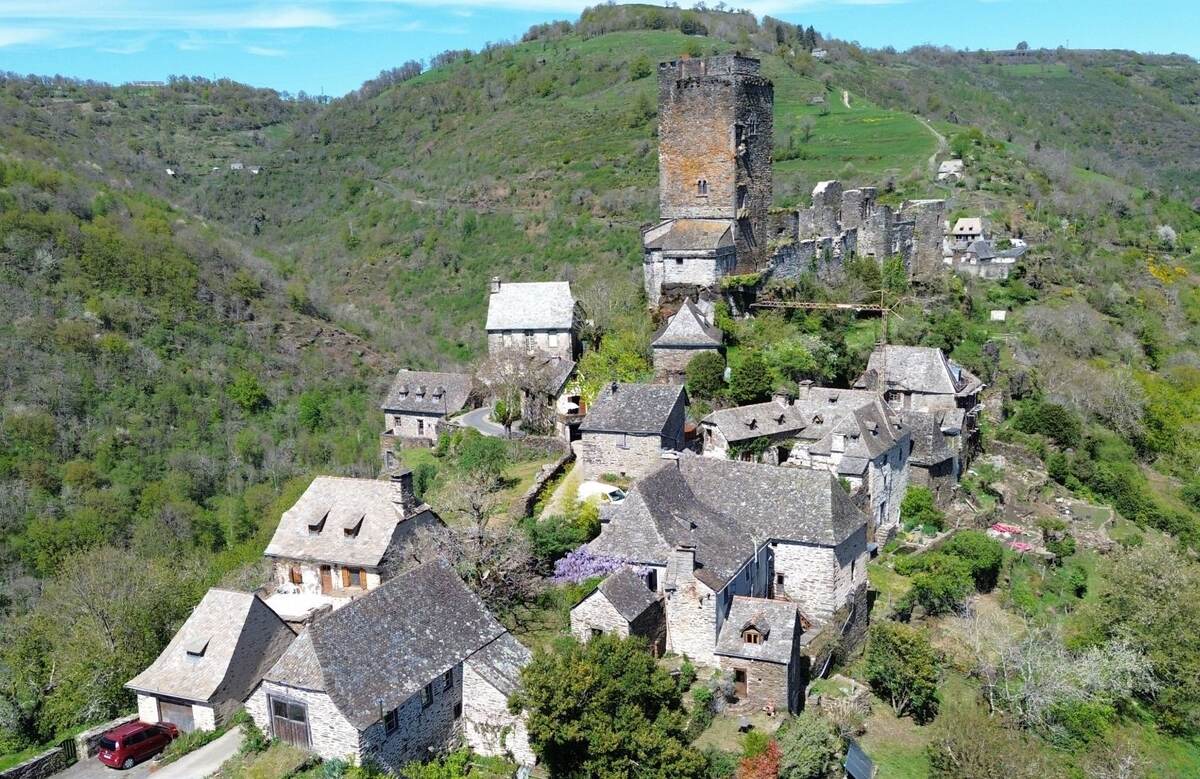 Les Coultades de l'Escoufle à Valon, hameau médiéval dans les gorges de la Truyère, en Aveyron
