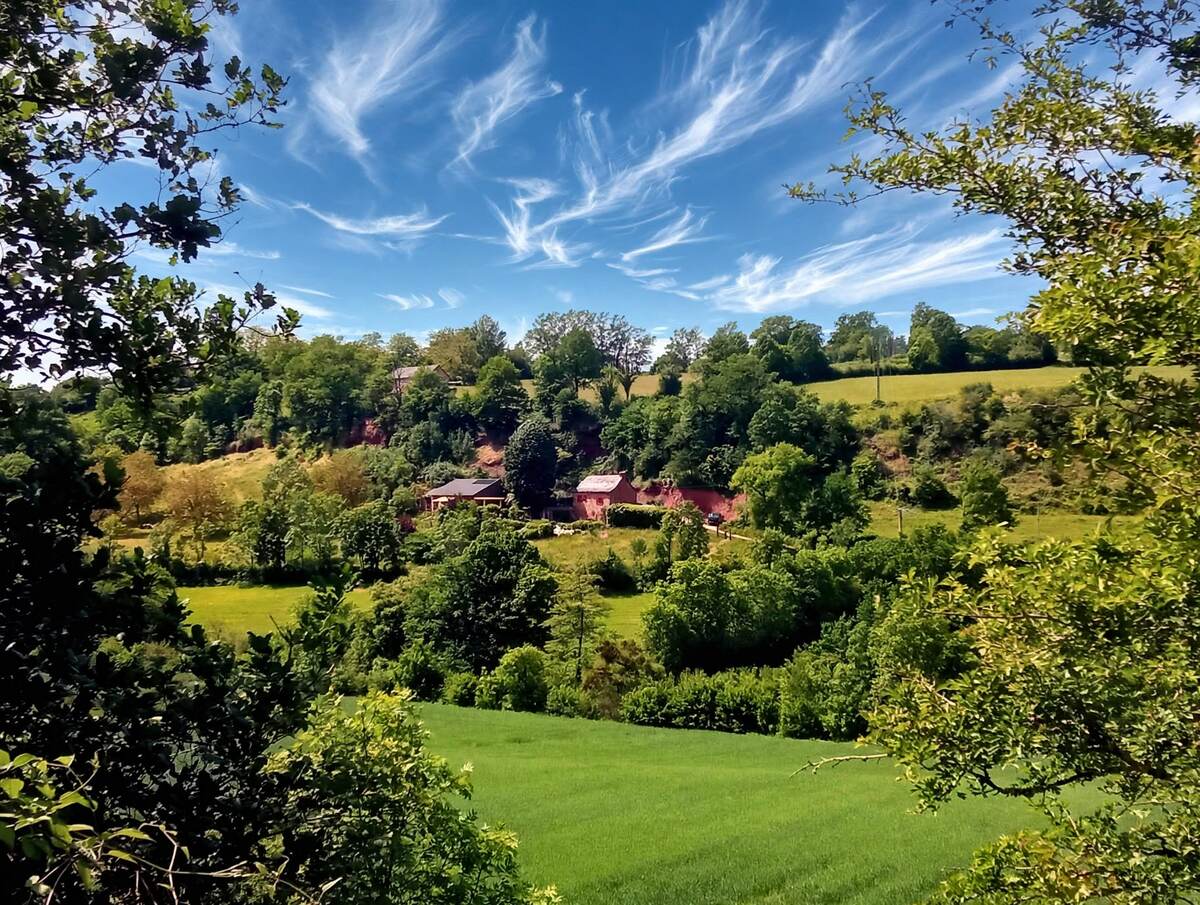 Gîte de la Viguerie à Pruines, en Aveyron : vue extérieure avec piscine panoramique